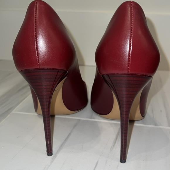 SALVATORE FERRAGAMO super flattering deep red stiletto pumps-EUC - Picture 5 of 8